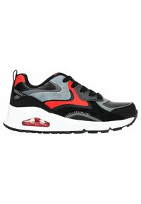 Schwarzer und grauer Sportschuh mit roten Akzenten, strukturiertem Synthetik-Obermaterial, weißer Zwischensohle mit sichtbarer Luftdämpfung und schwarzem Gummiausgang.