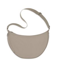 Béžová taška cez rameno v tvare mesačného výseku s nastaviteľným popruhom a bočnou zipsovou kapsou na bielom pozadí.