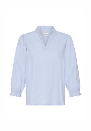 Helehall sinine pika varrukaga pluus väikese voldilise kraega, V-kujulise kaelusega ja kogutud mansettidega, valgel taustal eksponeeritud.