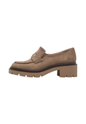 Brauner Wildleder-Slipper mit dicker Gummisohle und niedrigem Blockabsatz, mit einem dekorativen Riemen über dem Spann.