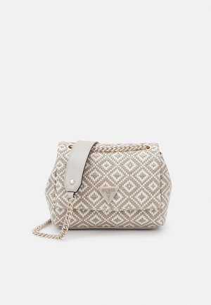 Bolso de mano tejido en beige y blanco con una correa de cadena dorada y una placa triangular con el logo de Guess en el centro frontal.