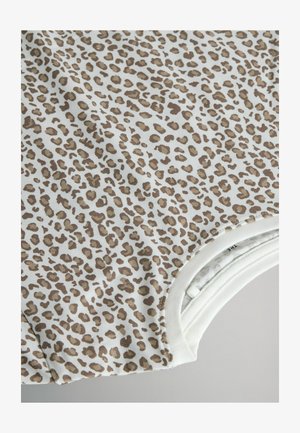 Top con estampado de leopardo en tejido suave, que presenta una base blanca y manchas marrones. Escote redondeado con acentos marfil, que destaca el diseño casual.