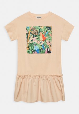 Beiges Kurzarmkleid mit gerafftem Rocksaum und buntem tropischem Druck, der Papageien, Tukan und einen Leoparden auf der Brust zeigt.