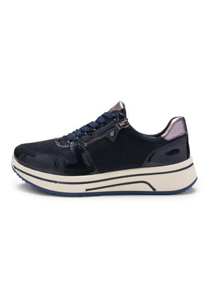 Marineblauer Sneaker mit metallischem Absatz, seitlichem Reißverschluss, marineblauen Schnürsenkeln und weißer Sohle mit marineblauen Details, im Profil dargestellt.
