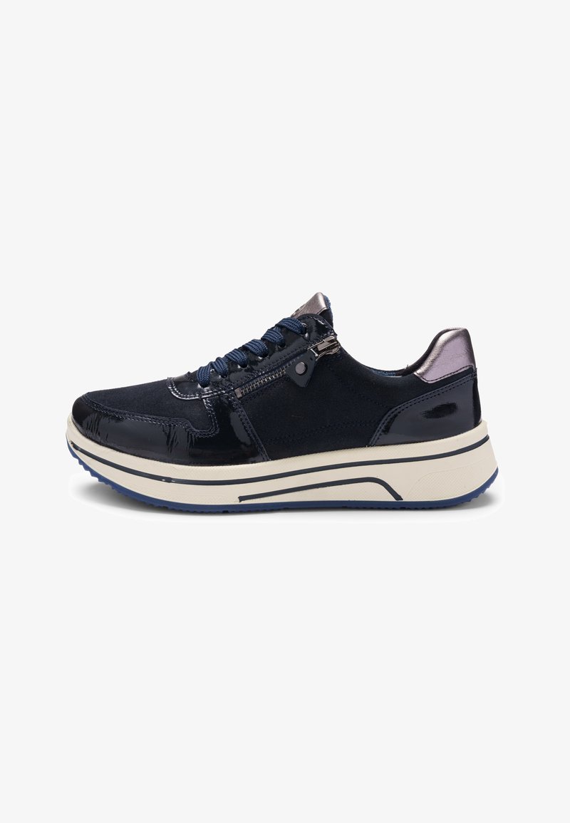 Marineblauwe sneaker met metallic hiel, zijrits, marineblauwe veters en een witte zool met marineblauwe details, gezien in profielzicht.
