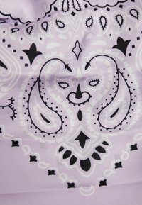 Tela morada con un patrón de paisley negro, con detalles ornamentales que incluyen remolinos, puntos y formas de diamante, creando una apariencia texturizada.