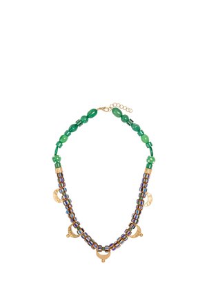 Naszyjnik z zielonymi koralikami u góry, niebiesko-pomarańczowymi paskowanymi koralikami cylindrycznymi poniżej oraz z pięcioma młotkowanymi złotymi zawieszkami w kształcie półksiężyca.