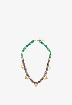 Naszyjnik z zielonymi koralikami u góry, niebiesko-pomarańczowymi paskowanymi koralikami cylindrycznymi poniżej oraz z pięcioma młotkowanymi złotymi zawieszkami w kształcie półksiężyca.