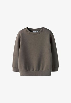 Brauner Langarm-Pullover mit Rundhalsausschnitt und gerippten Bündchen sowie Saum, entworfen für die Kleinkindgröße 92, auf einem weißen Hintergrund präsentiert.