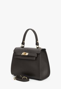 Czarna torba skórzana w odcieniu ciemnoszarym, o zorganizowanej konstrukcji, z złotymi elementami, górną rączką i odczepianym paskiem na ramię. Posiada teksturowane wykończenie i zapięcie.