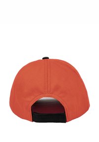Rote Stoffmütze mit einem schwarzen verstellbaren Riemen hinten. Nahtdetails und eine abgerundete Krone vervollständigen das Design.
