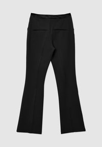 Pantalons évasés noirs en tissu lisse, dotés d'une taille plate et de deux poches arrière. Le design est simple sans motifs visibles.