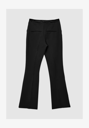 Pantaloni neri a zampa d'elefante con tessuto liscio, dotati di una vita piatta e due tasche posteriori. Il design è semplice, senza motivi visibili.