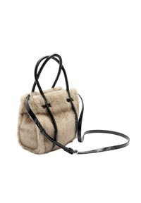 Mała torebka wykonana z miękkiego beżowego futra z czarnymi skórzanymi paskami, o prostokątnym kształcie i minimalistycznym designie. Widoczny unikalny detal tekstury.