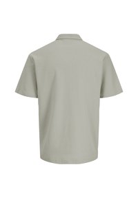 Korte mouwen shirt in gedempt groen, met een zachte ribbelstructuur en een klassieke kraag. Eenvoudig en veelzijdig ontwerp, met een rechte zoom.