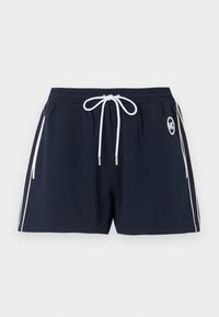 Αθλητικό σορτς ναυτικού μπλε με λευκό κορδόνι, πλευρικές ρίγες, μπροστινές τσέπες και ένα μικρό κυκλικό λογότυπο στο δεξί μηρό.