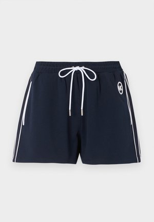 Αθλητικό σορτς ναυτικού μπλε με λευκό κορδόνι, πλευρικές ρίγες, μπροστινές τσέπες και ένα μικρό κυκλικό λογότυπο στο δεξί μηρό.