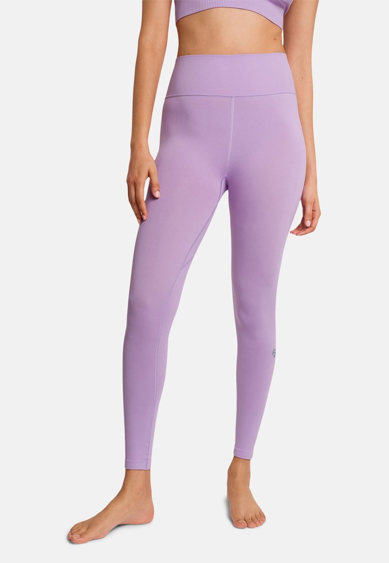 Lila Leggings aus dehnbarem Stoff, mit hohem Bund und enger Passform, versehen mit subtilen Nähdetails.