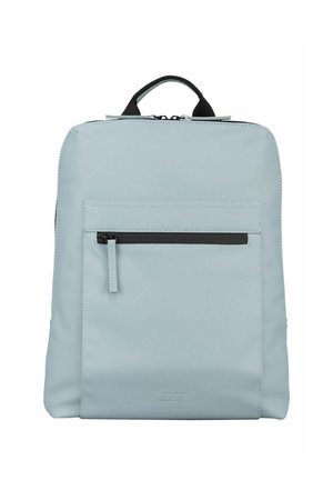 Sac à dos rectangulaire bleu clair avec poche avant zippée, fermeture éclair noire et poignée supérieure, sur fond blanc.