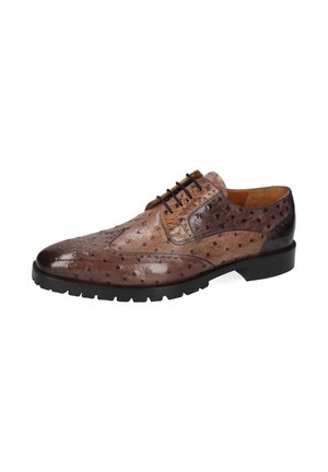 Scarpa elegante in pelle marrone con motivo brogue, suola nera e lacci neri, fotografata su sfondo bianco.