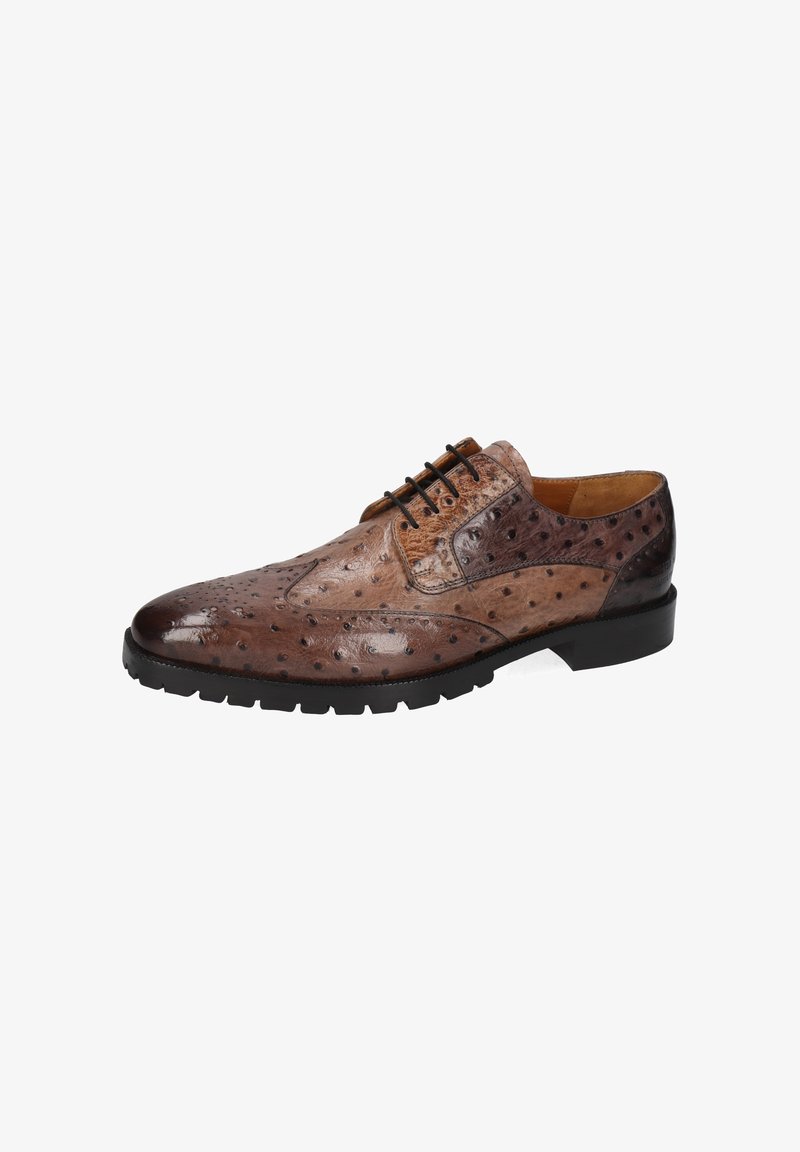 Scarpa elegante in pelle marrone con motivo brogue, suola nera e lacci neri, fotografata su sfondo bianco.