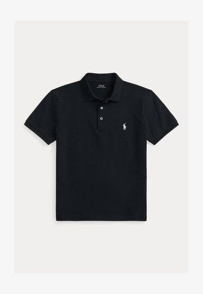 Μαύρο πόλο με κοντό μανίκι, γιακά, κούμπωμα με δύο κουμπιά και λευκό κεντημένο λογότυπο αλόγου στο αριστερό στήθος.