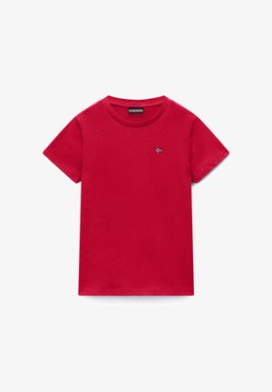 Rød T-shirt med korte ærmer og rund hals med et lille sort, hvidt og rødt flaglogo på venstre bryst.