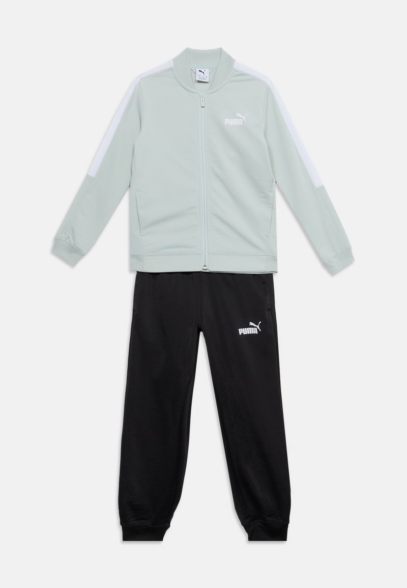 Veste zippée gris clair avec bandes blanches aux épaules et pantalon de survêtement noir, les deux avec logos Puma blancs.