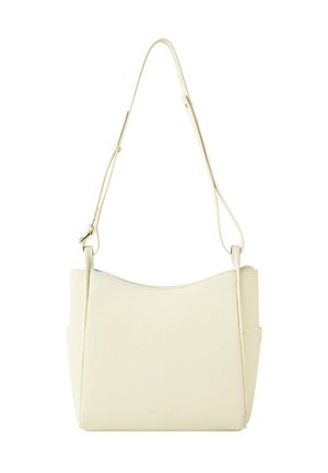 Bolso de hombro rectangular de cuero color crema con correa ajustable y bolsillos laterales sobre fondo blanco.