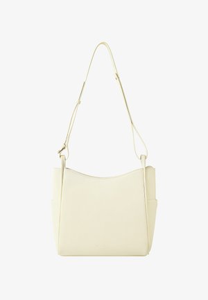 Bolso de hombro rectangular de cuero color crema con correa ajustable y bolsillos laterales sobre fondo blanco.