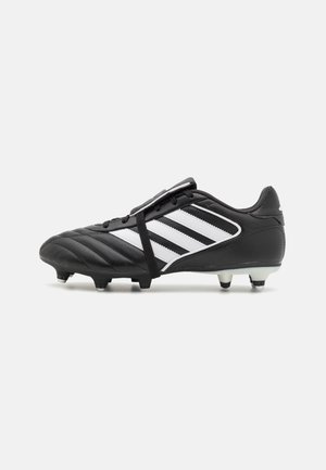 Schwarze Fußballschuhe aus synthetischem Material, mit weißen Streifen, einer strukturierten Oberfläche und abnehmbaren Stollen an der Sohle für besseren Halt.