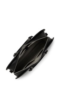 Sac en cuir noir avec une fermeture zippée, doté de poignées doubles et d'un intérieur beige spacieux avec des poches. Texture lisse et forme structurée.