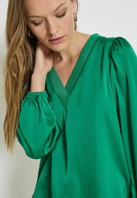 Minus MSSELVA V-NECK - Palaidinė - golf green