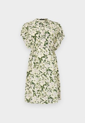 Vestido floral con hojas verdes y flores moradas sobre un fondo crema claro. Mangas cortas, cintura ceñida y con una longitud por encima de la rodilla.
