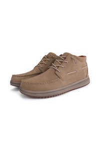 Beige Wildlederschuhe mit runder Spitze, synthetischer Sohle und kontrastierenden Nähten. Sie verfügen über eine Schnürung und seitliche Steppdetails.