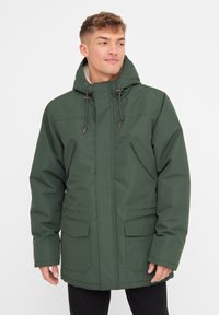 Giacca parka verde con cappuccio, dettagli con bottoni, due tasche frontali e una textura elegante e liscia. Adatta per un abbigliamento casual.