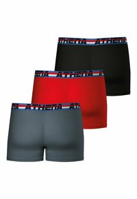 Trois paires de boxers stretch : noir, rouge et gris, avec une ceinture de marque ornée de rayures bleues et rouges. Texture lisse, design ajusté.