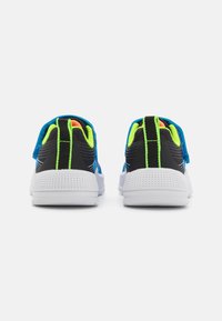 Blauwe en zwarte sportschoenen met witte zolen, voorzien van neongroene accenten en een gestructureerde bovenkant voor ademend vermogen.