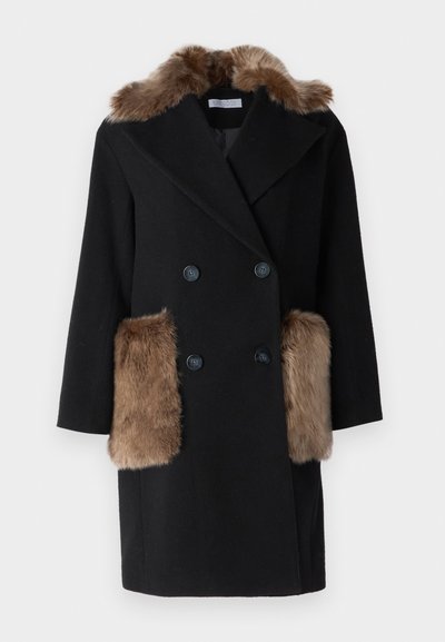 Cappotto di lana nera con colletto in pelliccia artificiale marrone e tasche laterali. Design doppiopetto con due bottoni scuri. Silhouette strutturata.