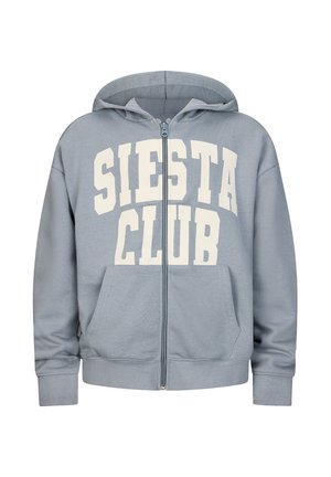 Lichtblauwe zip-up hoodie met voorzak en witte, gedurfde tekst "SIESTA CLUB" over de borst, voorzien van een capuchon en lange mouwen.