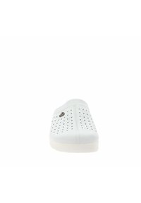 Scarpa bianca slip-on con tomaia perforata e piccolo logo metallico sul lato, progettata per comfort e traspirabilità.