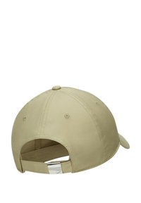 Gorra de béisbol beige con corona redondeada, tela suave, correa ajustable en la parte posterior y un acento de metal con el logo.