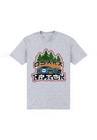Šedé tričko s krátkým rukávem s barevným potiskem, na kterém je auto, jehličnaté stromy a text "Osaka Track" v tučném písmu.