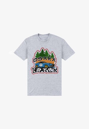 Grijze t-shirt met korte mouwen, voorzien van een kleurrafische afbeelding van een auto, dennenbomen en de tekst "Osaka Track" in vette letters.