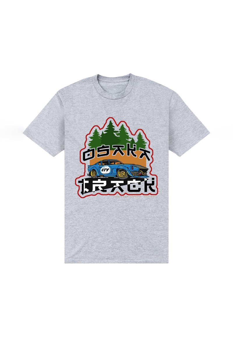 Šedé tričko s krátkým rukávem s barevným potiskem, na kterém je auto, jehličnaté stromy a text "Osaka Track" v tučném písmu.