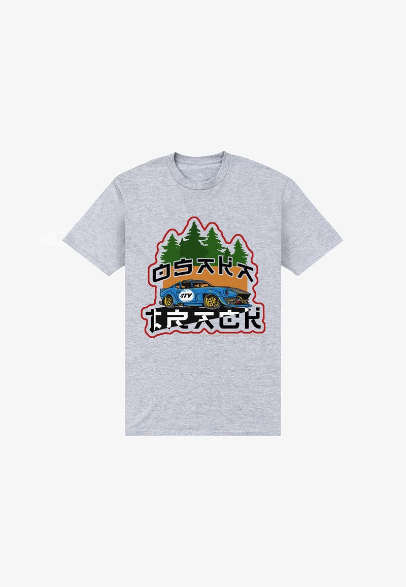 Camiseta gris de manga corta con un gráfico colorido que presenta un coche, árboles de hoja perenne y el texto "Osaka Track" en letras negritas.