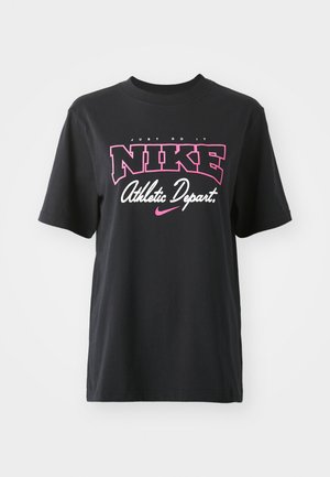 Svart bomulls T-skjorte med grafisk trykk i rosa og hvitt med teksten "JUST DO IT," "NIKE," og "Athletic Depart." Standard passform.