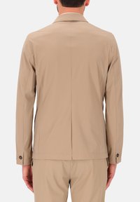 Beige lichtgewicht jack met een rechte snit. Heeft een klassieke kraag, lange mouwen en knoopaccenten op de mouwen. Soepele textuur.