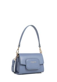 Sac à main en cuir bleu avec une fermeture en métal doré, une bandoulière amovible et une poche avant. Texture lisse avec un design structuré.