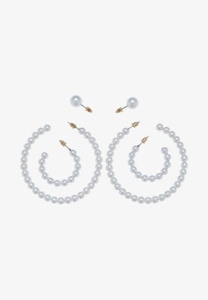 Dwie pary kolczyków z perłami: jedna para to okrągłe kolczyki na kółkach, a druga to kolczyki typu stud. Lśniące białe perły z pozłacanym wykończeniem.